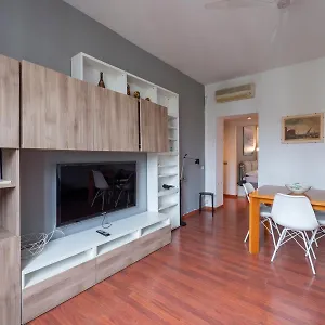 https://apartment-with-ac-near-porta-venezia-metro.italymilanhotels.net